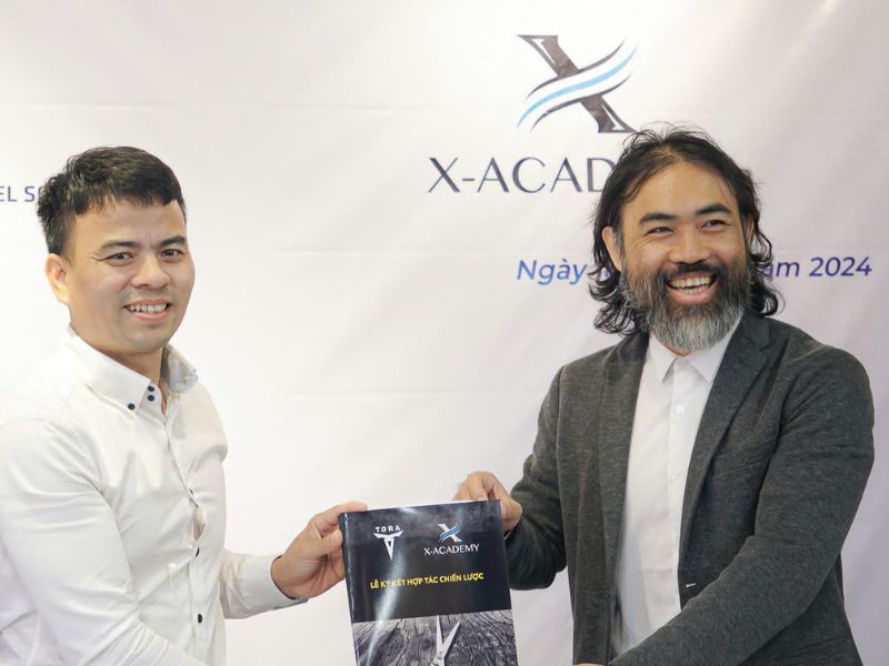 Đại diện Viko và X-Academy tại buổi ký kết