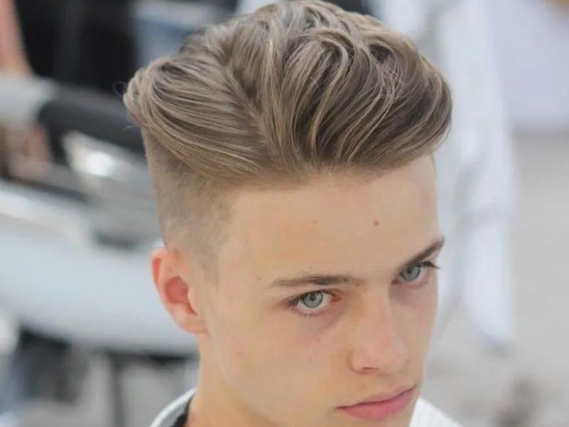 Mohican rẽ mái hai bên